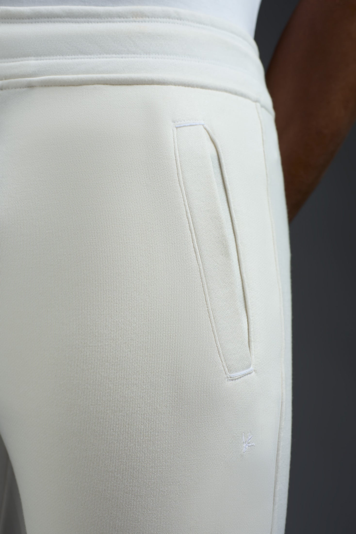 MP0052_000_J0372_000-media-3